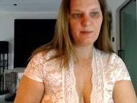 ik ben een geile Milf die heel graag word bekeken! Mannen zullen zeker aan hun trekken komen bij... Ik laat je niet gaan vooraleer je me lekker hebt volgespoten. Voor bijna alles kan je bij me terecht zo lang het niet extreem is. Voor een geile babbel tot lekker harde seks via cam mmmm ik kijk er al naar uit.. Wordt nu al nat.. Kom maar langs en laat me heerlijk lekker kreunen!!