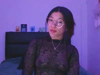 Me considero muy serena, obediente y, de hecho, muy cálida. Me encanta cuando me ruegan y son demasiado fetichistas conmigo; eso, sobre todo, me excita muchísimo.