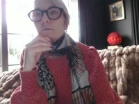 im  e  handsum lady  ,  i   like  playing with hot guys