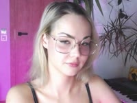 Hi, my LOVERS!
Lexie is here! Your fav GIRL!
I