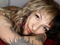 naked camgirl masturbating with vibrator VivVixen