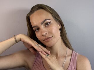 cam girl masturbating with vibrator JerilynMominee
