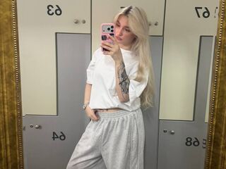 naughty camgirl fingering shaved pussy ScarlettAndreula